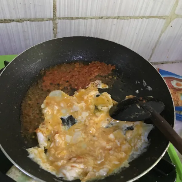 Sisihkan bumbu halus, masukkan telur lalu orak arik.