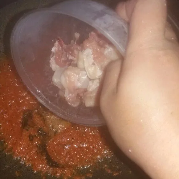 Masukkan ayam, tumis hingga ayam berubah warna.