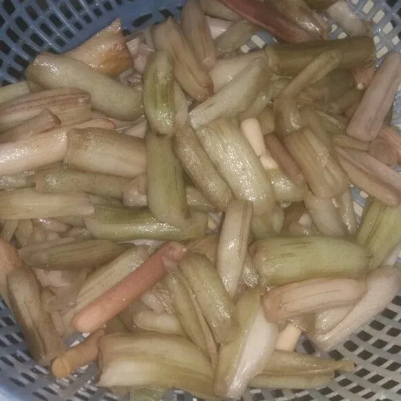 Taburi dengan 1 sdm garam, lalu remas-remas hingga layu. Kemudian cuci bersih.