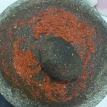 Ulek cabe merah dan bawang merah sampai halus beri sedikit garam.