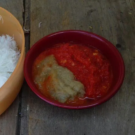 Siapkan bumbu halus. Haluskan cabai merah, bawang putih bawang merah, ketumbar, kencur dan lengkuas.