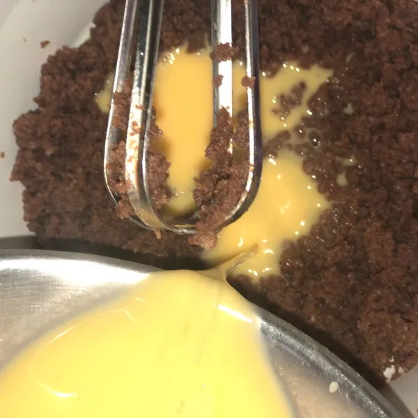 Masukkan telur secara bertahap dan kocok hingga tercampur.