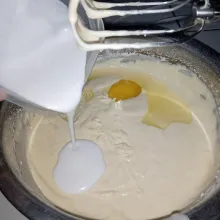 Masukkan tepung terigu. Mixer dengan kecepatan rendah. Kemudian masukkan minyak goreng dan santan. Aduk rata menggunakan spatula.