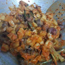 Kemudian masukkan kentang, ati empela dan tahu yang sudah digoreng. Aduk-aduk sebentar.