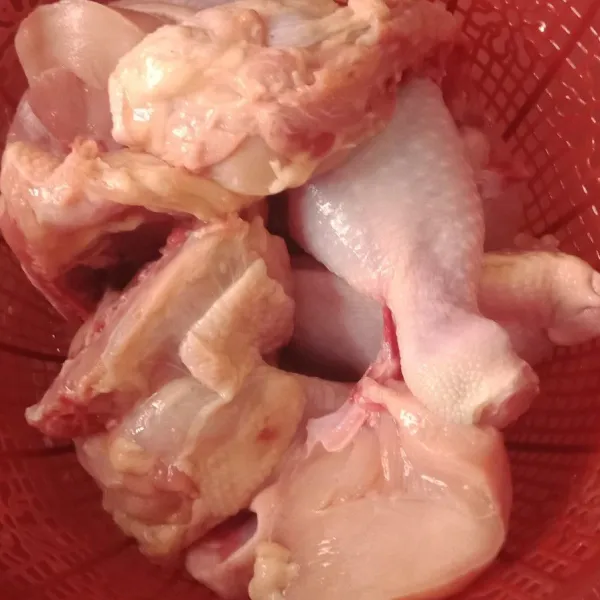 Potong ayam menjadi 10 bagian cuci bersih lumuri dengan air jeruk nipis diamkan 30 menit dan bilas hingga bersih tiriskan.