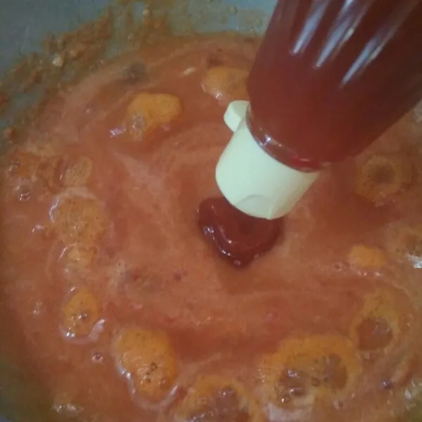 Tambahkan cabai dan tomat yang sudah diblender, saus tomat, dan air. Bumbui dengan kaldu bubuk, garam, lada bubuk, dan gula pasir. Tambahkan kaldu bubuk jika suka, jangan lupa koreksi rasa