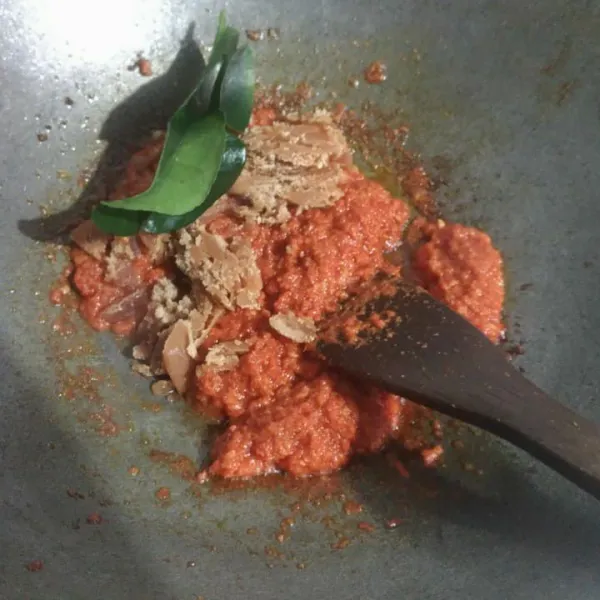 Tumis bumbu halus hingga matang, harum dan tanak. Lalu masukan daun jeruk, gula merah, garam, kaldu jamur dan air asam, masak aduk rata hingga gula merah cair sempurna.