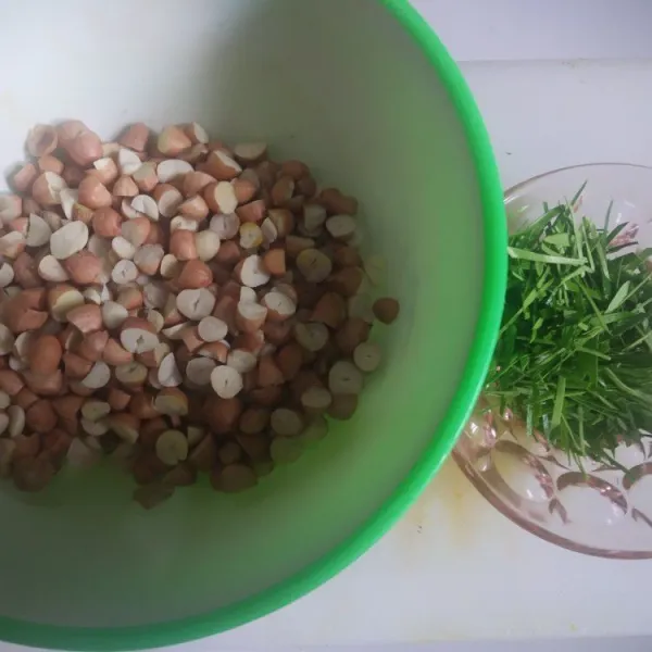 Potong kacang menjadi 2 bagian dan iris tipis daun jeruk