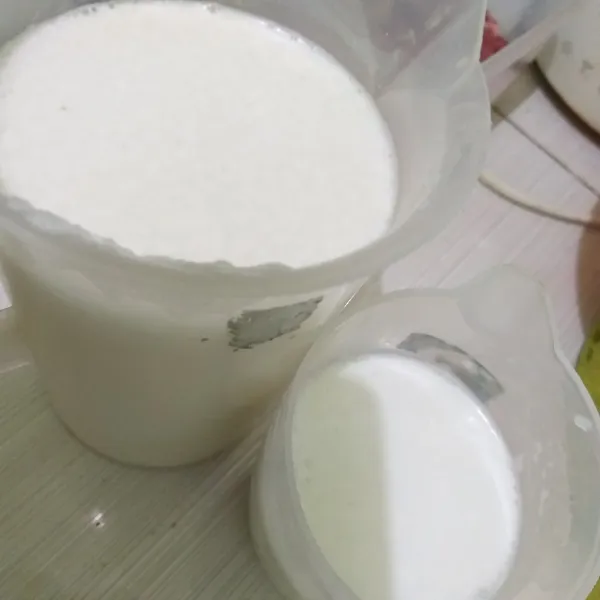 Siapkan juga santan encer dan santan kentalnya.