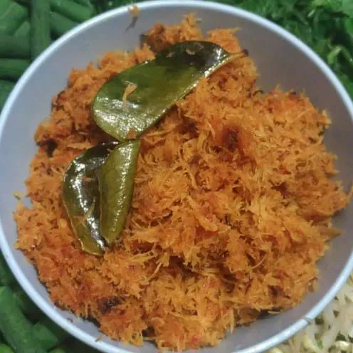 Aduk hingga rata, masak 10 menit dengan api kecil sesekali diaduk biar tidak gosong. Tes rasa bila sudah dirasa cukup matikan api dan angkat bumbu urapnya.