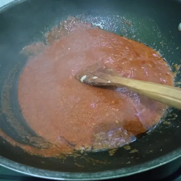 Panaskan minyak goreng, tumis bumbu halus sampai harum dan matang.
