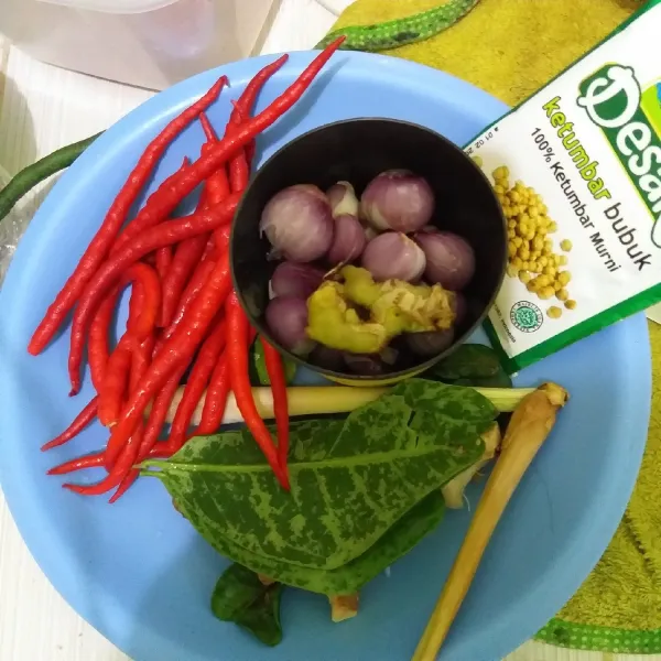 Siapkan bahan bumbu. Haluskan bumbu-bumbu.