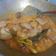 Tambahkan krecek, kemudian test rasa. Angkat dan sajikan.