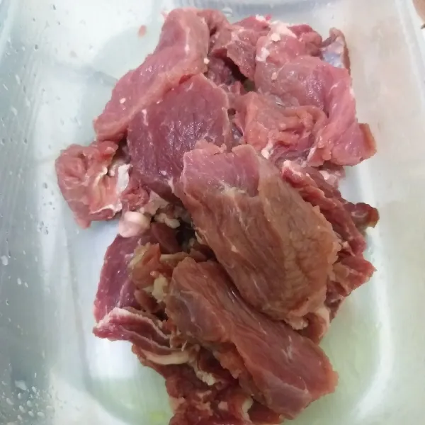 Potong-potong daging dengan ukuran sesuai selera.