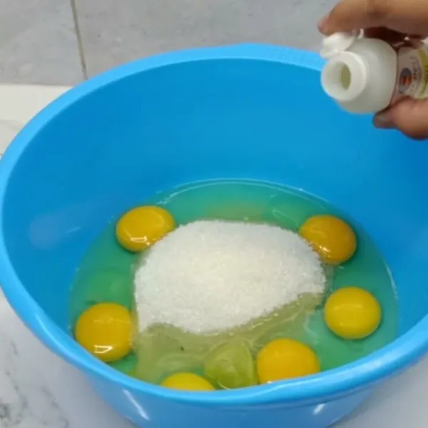 Campurkan 6 butir telur, 200 gram gula pasir,1 sdt tbm, dan vanili secukupnya.