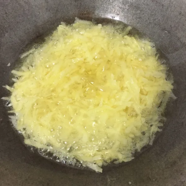 Setelah itu, goreng kentang yang sudah direndam hingga kuning keemasan dan kemudian tiriskan.