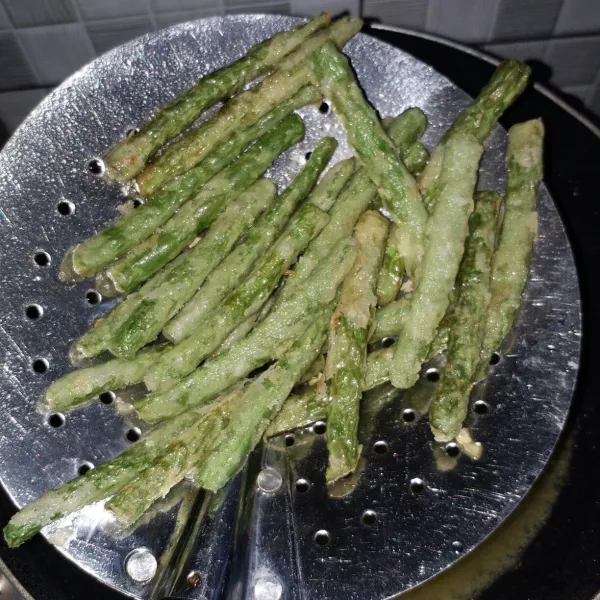 Goreng buncis hingga kecoklatan, angkat dan sisihkan.