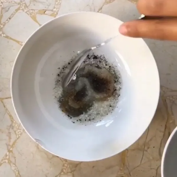 Campurkan coffee, gula pasir putih, gula merah dan air hangat.