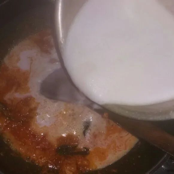 Lalu tuang santan, bubuhkan garam dan juga gula. Masak hingga santan mendidih.