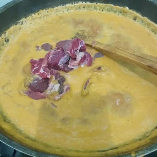 Masukkan daging sapi.