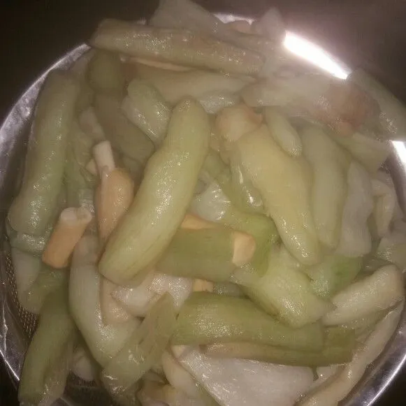 Bilas dengan air dingin, kemudian tiriskan.