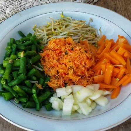 Sajikan bumbu  urap kelapa dengan sayur-sayuran yang direbus dengan cara aduk kelapa dengan macam-macam sayurannya. Sajikan hangat.