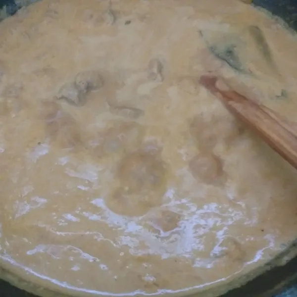 Setelah kuah menyusut, masukkan santan kental. Masak terus sambil sesekali diaduk.