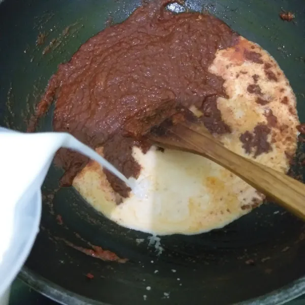 Masukkan santan encer, aduk -aduk perlahan sampai mendidih.