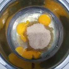 Kocok telur,ovalet dan gula pasir sampai mengembang.