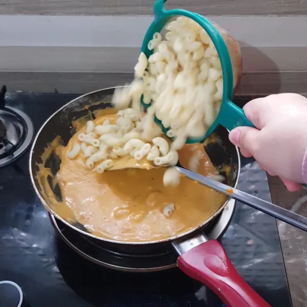 Masukkan pasta macaroni yang sudah direbus