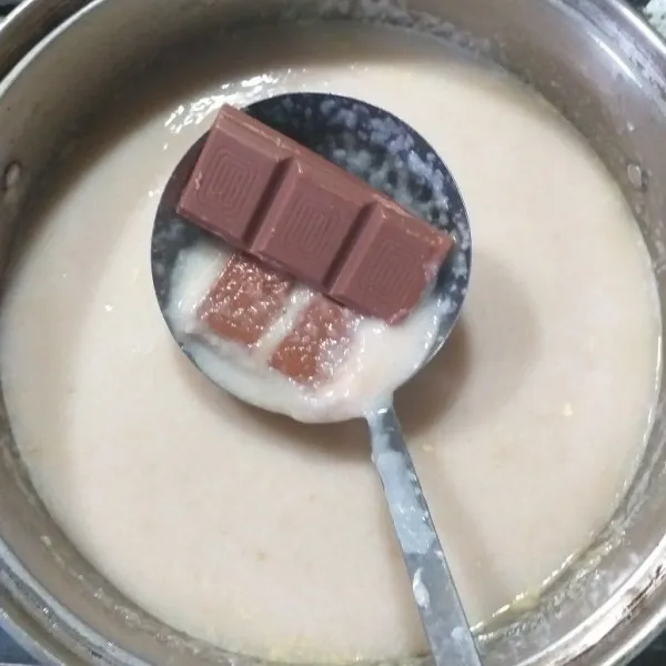 Masukkan cokelat.