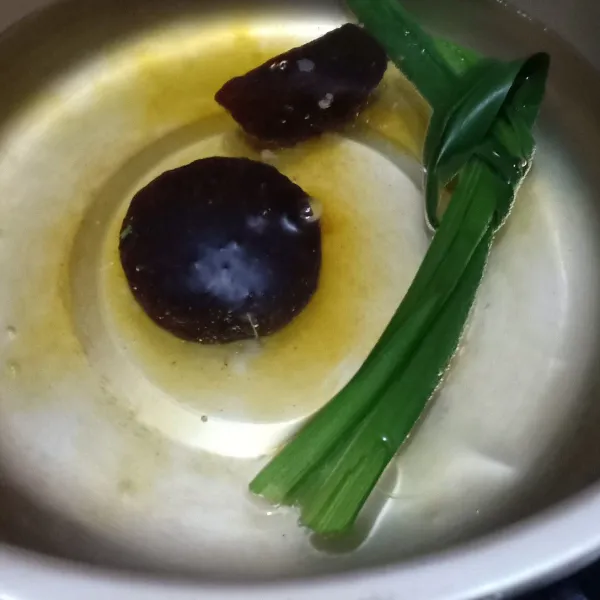 Campurkan air, gula merah dan daun pandan ke dalam panci. Masak hingga gula larut.