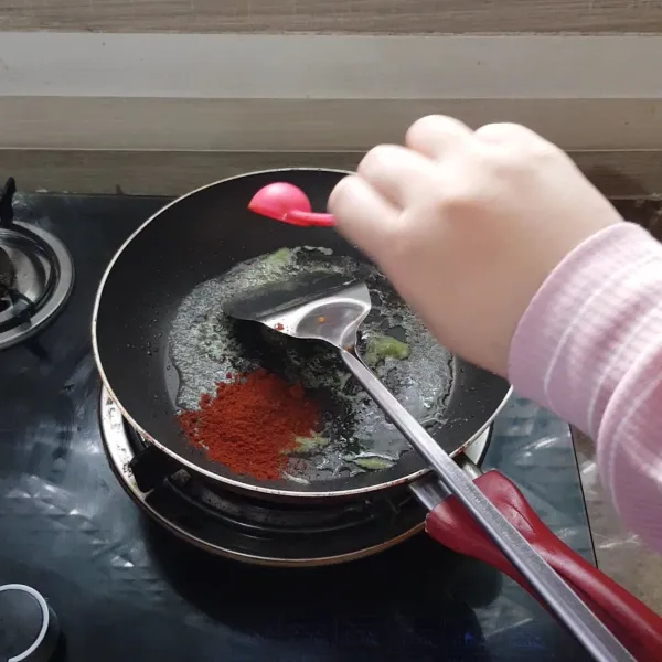 Masukkan bubuk paprika dan tepung terigu
