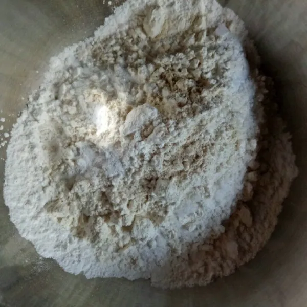Campurkan tepung tapioka, tepung terigu, garam, baking powder, merica, dan bawang putih yang sudah dihaluskan. Aduk sampai rata.