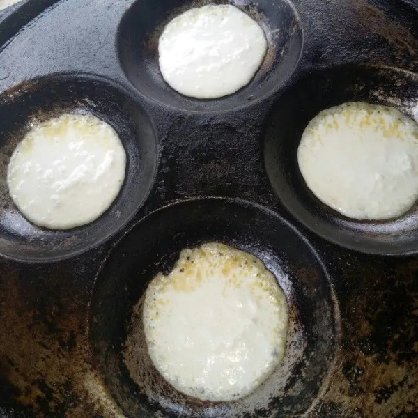 Siapkan cetakan serabi, panaskan lalu olesi margarin. Ambil 1 centong sayur adonan putih.