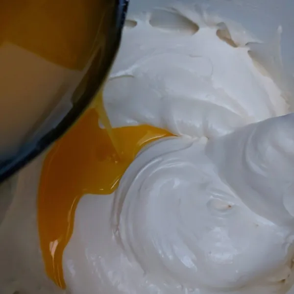 Masukkan margarin leleh dan aduk balik hingga rata.