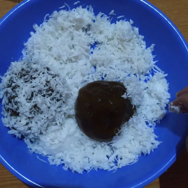 Bentuk bulat dengan bantuan 2 buah sendok, langsung gulingkan ke dlm kelapa parut, sajikan.