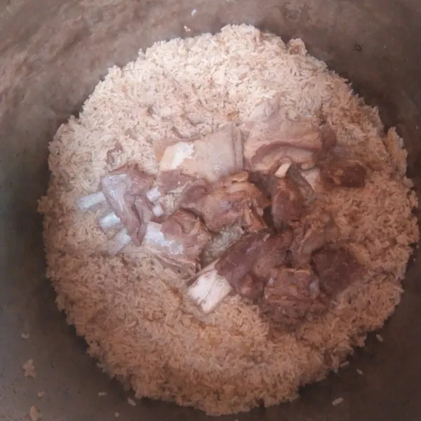 Lalu kukus beras sampai matang sekitar 30-40 menitan, masukkan juga daging kambingnya,  bila suka kering bisa digoreng sesuai selera.