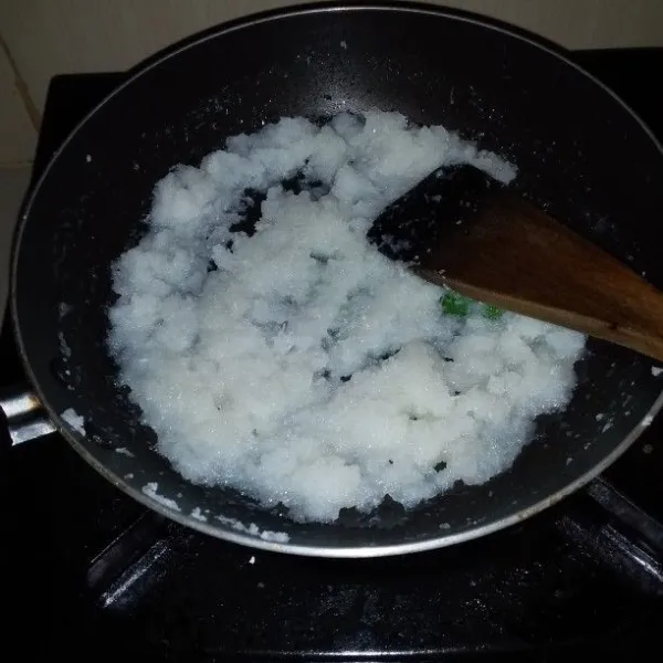 Campurkan semua bahan isian kelapa. Sangrai dengan api kecil. Aduk - aduk agar tidak gosong. Masak hingga air menyusut. Matikan api.