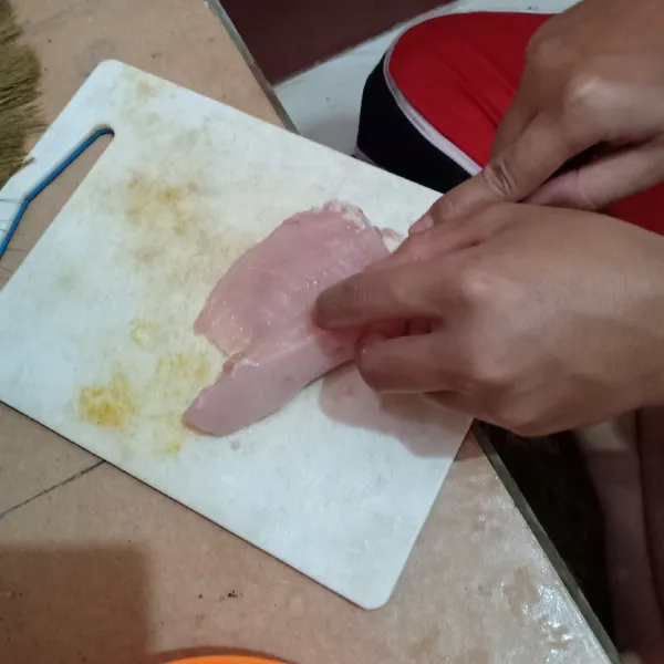 Potong dada ayam melebar dan atur ketebalannya (seperti steak) lalu cuci bersih