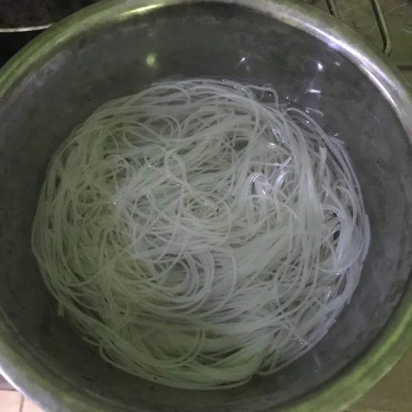 Rendam bihun dengan air mendidih. Cukup direndam saja, tiriskan.