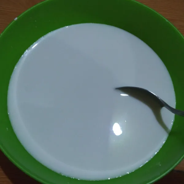 Campur rata tepung sagu dengan 250 ml air matang, sisihkan dulu.