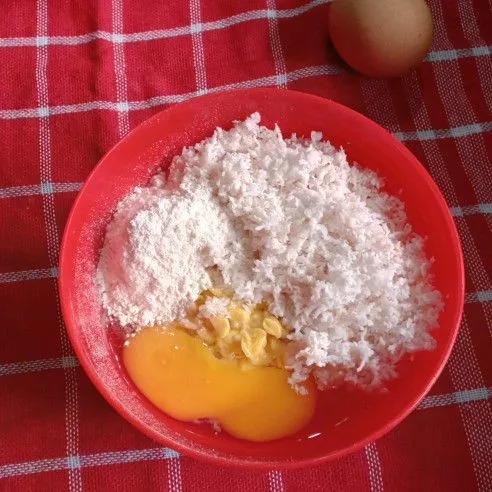 Pindahkan jagung yang sudah dihaluskan dalam wadah, tambahkan telur, tepung terigu. Aduk rata.