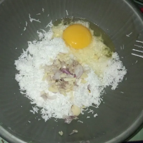 Tambahkan telut , bawang merah dan bawang putih aduk rata.
