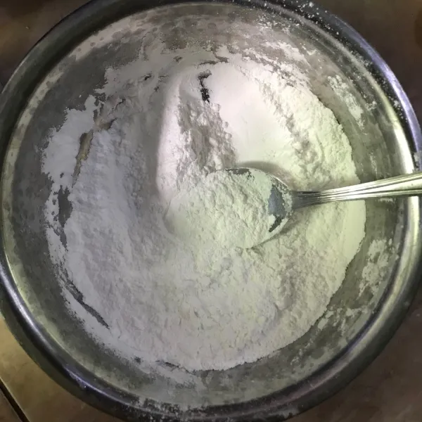 Campurkan tepung tapioka, tepung ketan, garam, dan vanilla essence.