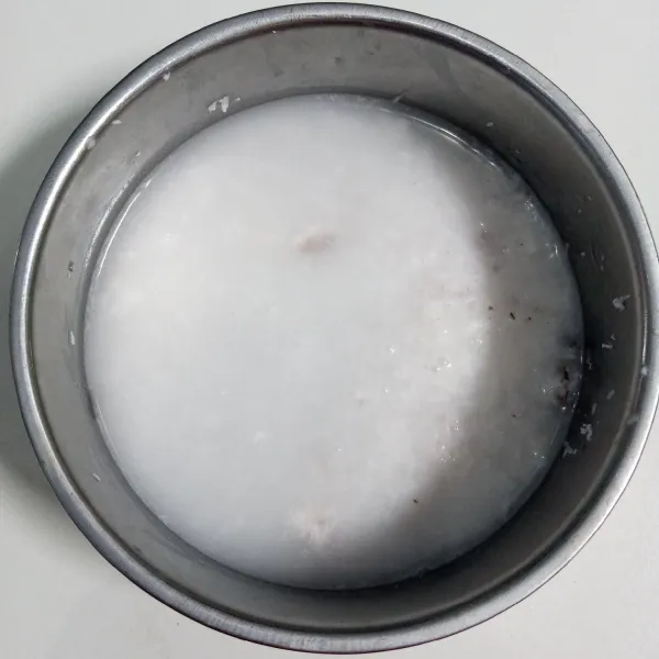 Campur kelapa parut dan air. Aduk rata. Remas-remas. Kemudian peras.