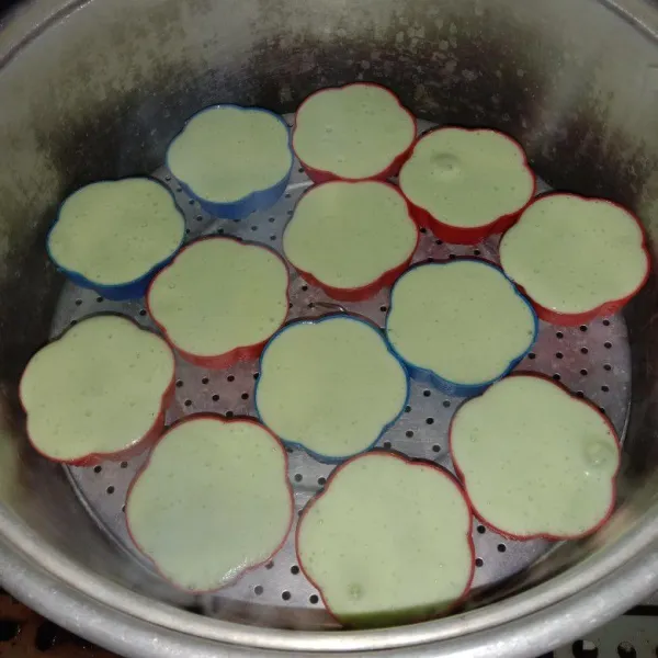 Tuang adonan ke dalam cetakan kemudian kukus kue selama 15 menit (alasi tutup kukusan dengan lap bersih), setelah matang, tunggu hangat dan keluarkan dari cetakan, siap disajikan.