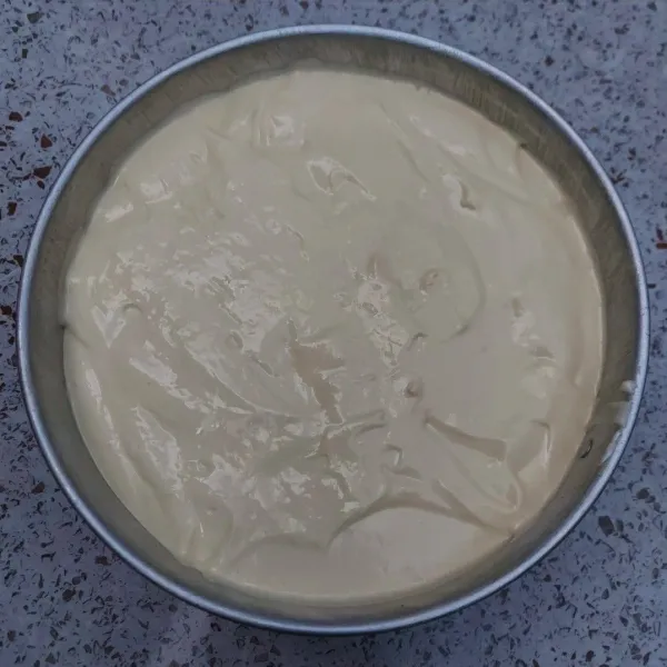 Masukkan keloyang bulat diameter 20cm yg telah diolesi carlo/margarine dan dialasi kertas baking.