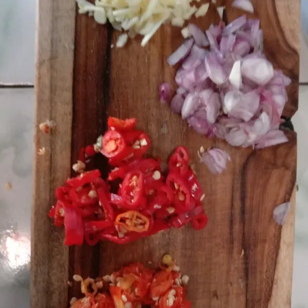 Potong bawang putih (tidak terlalu halus ), bawang merah, cabai rawit, dan cabai merah besar