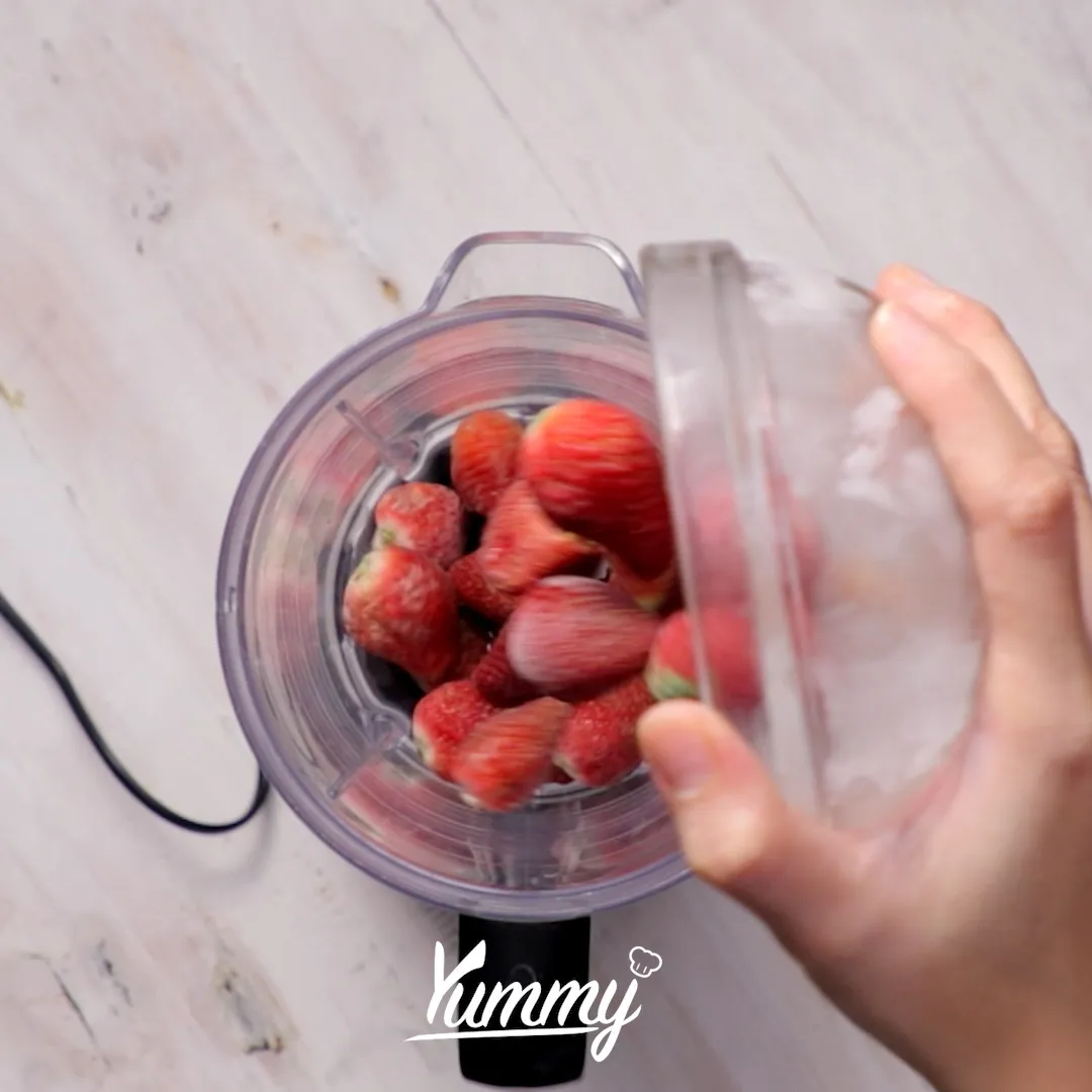 Step 1 Strawberry Cheese Milkshake